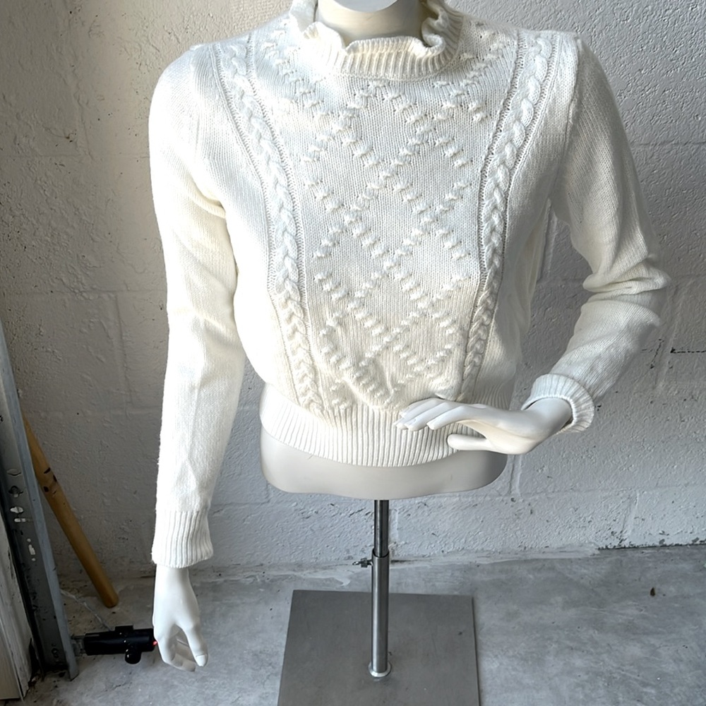 GB
Button Front Cable Knit Sweater